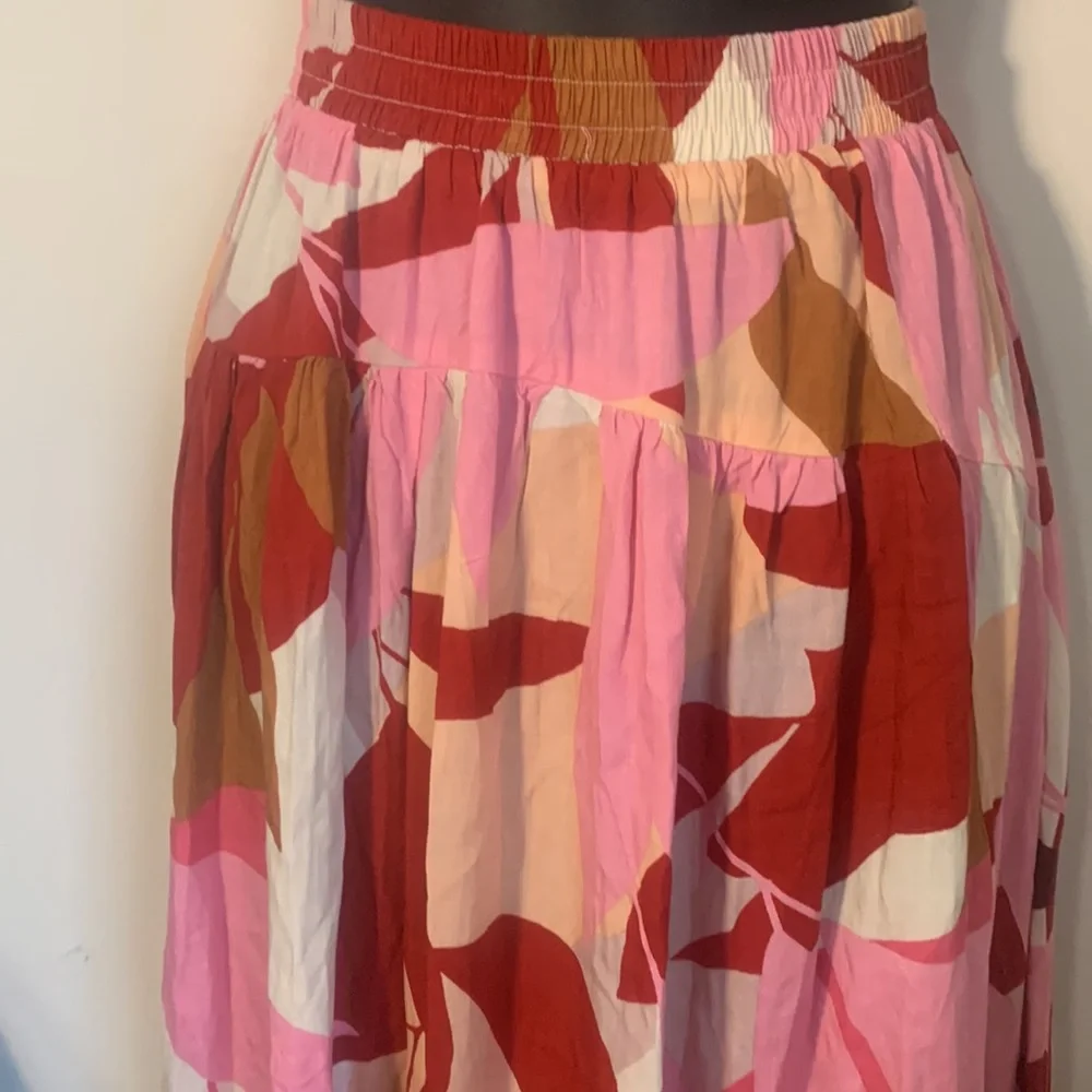 Stunning imported  skirt  with  elastic waist - Picture 2 of 4